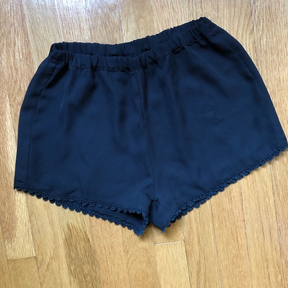 Brandy Melville black crepe shorts - Picture 2 of 3